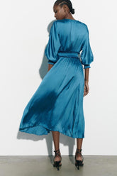 Kleid aus Seidensatin mit französischem V-Ausschnitt und enger Taille und Falteneffekt